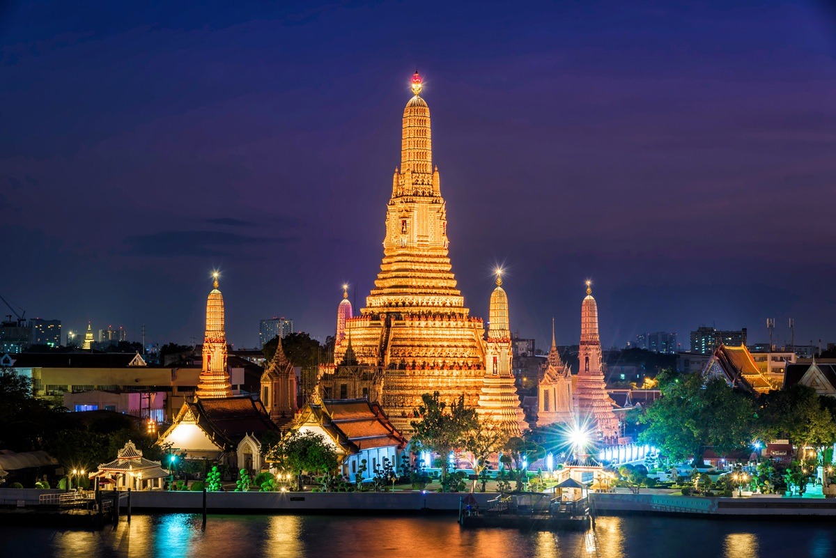 Wat Arun Temple at twilight in bangkok Thailand . Wat Arun Temple at twilight in bangkok Thailand .